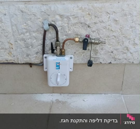 התקנת התקן חגז ושקע גז חיצוני על קיר אבן